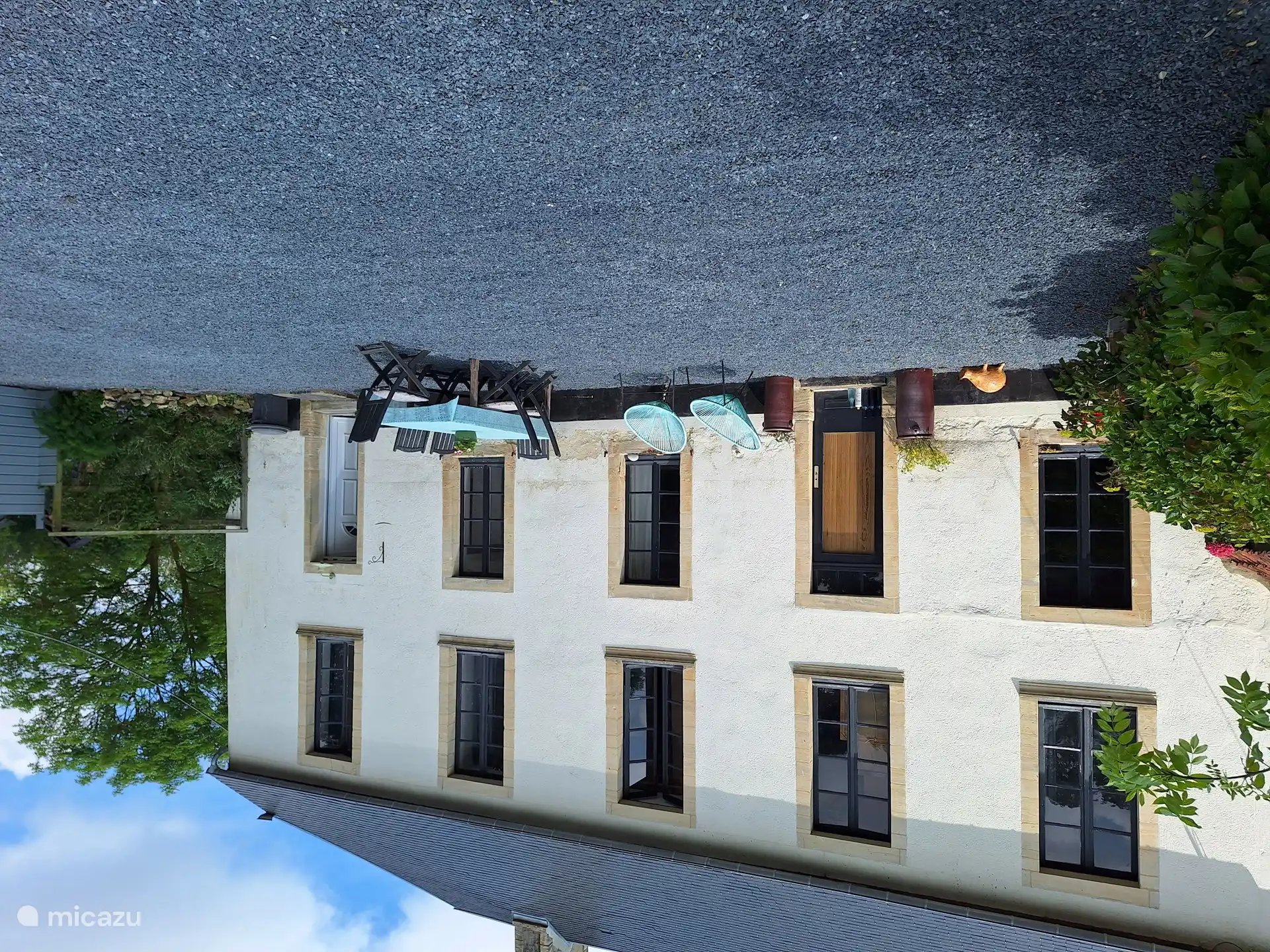 De gravel is net vernieuwd in 2024. Alles is weer onkruid vrij en netjes