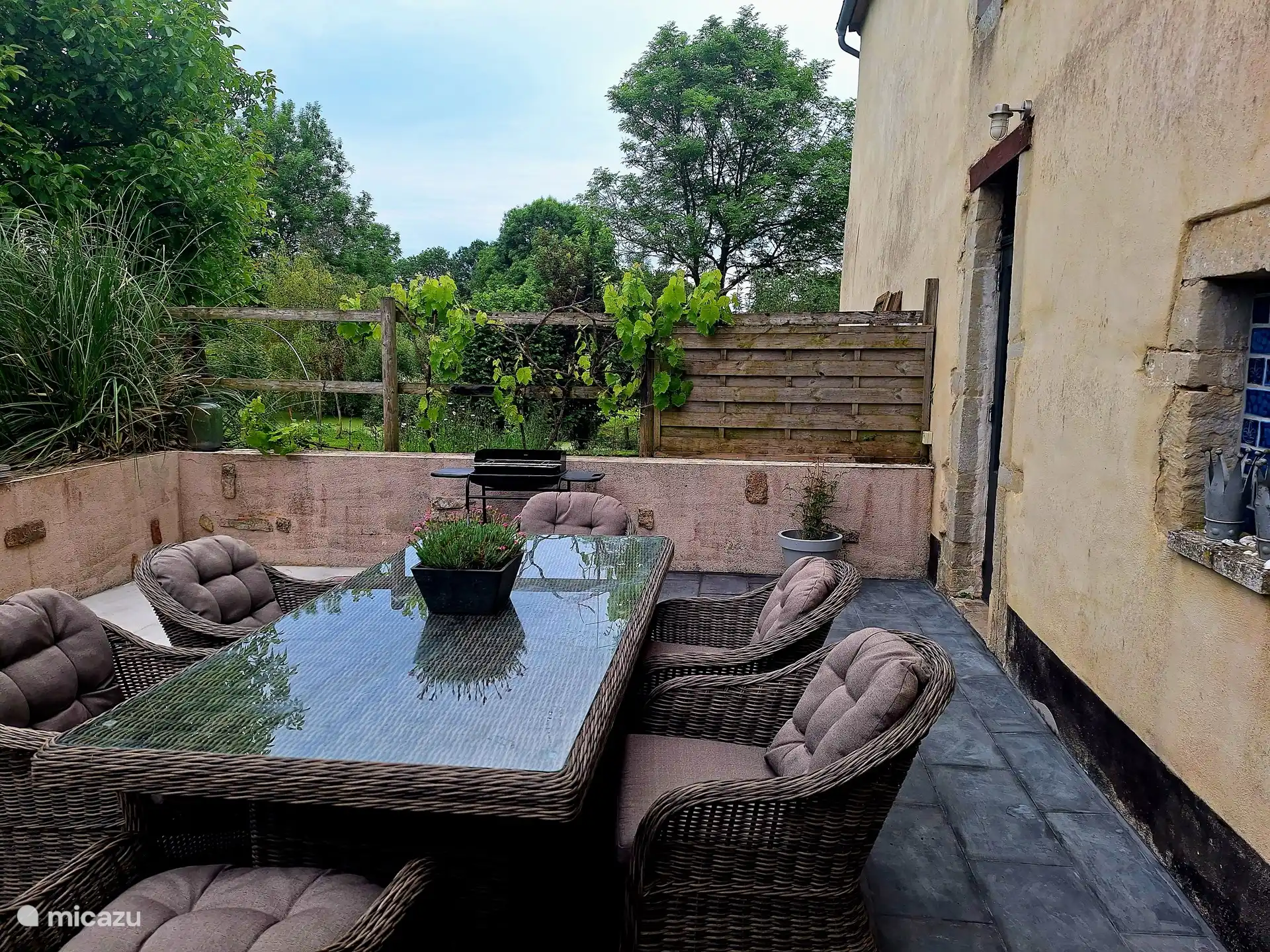 Nieuw tuinset en betegeld terras in 2024. Uitzicht op de rest van het terrein maar toch privé.