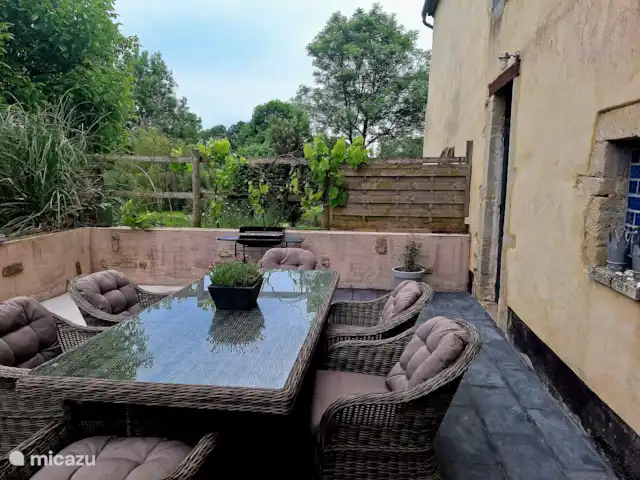 La Couronne huren in Frankrijk, Calvados, Lison - gîte / cottage Nieuw tuinset en betegeld terras in 2024. Uitzicht op de rest van het terrein maar toch privé.