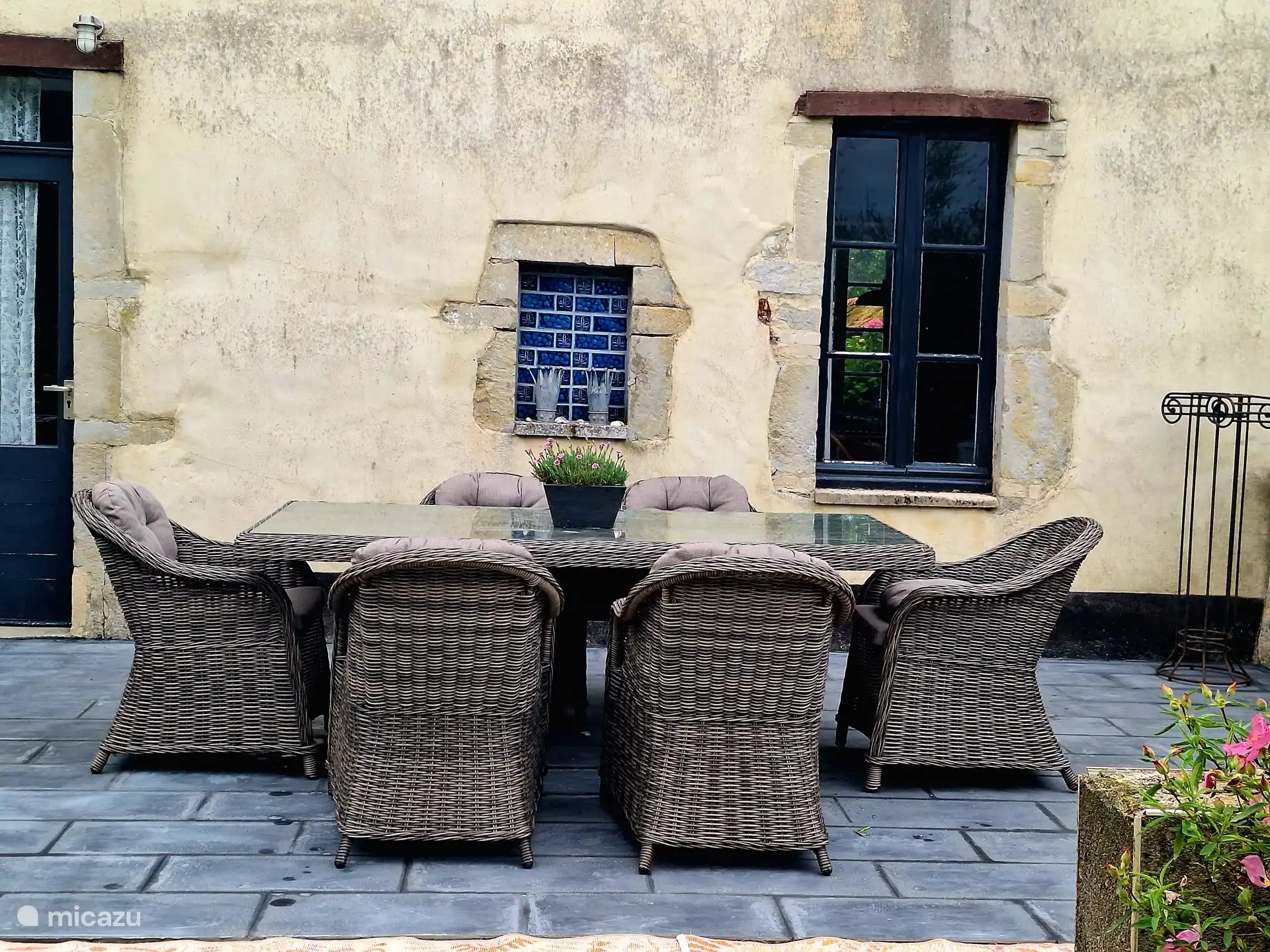 heerlijke comfortabele stoelen zodat je lang kan blijven nagenieten in de avond