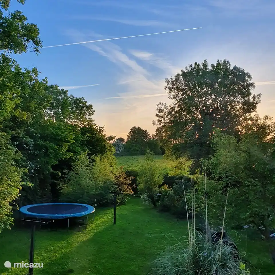 uitzicht op de tuin met voor de liefhebbers groot en klein een trampoline van 4,5 meter doorsnee