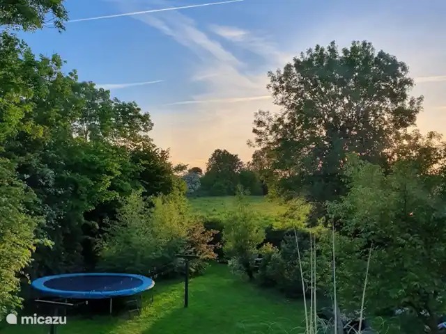 La Couronne huren in Frankrijk, Calvados, Lison - gîte / cottage uitzicht op de tuin met voor de liefhebbers groot en klein een trampoline van 4,5 meter doorsnee