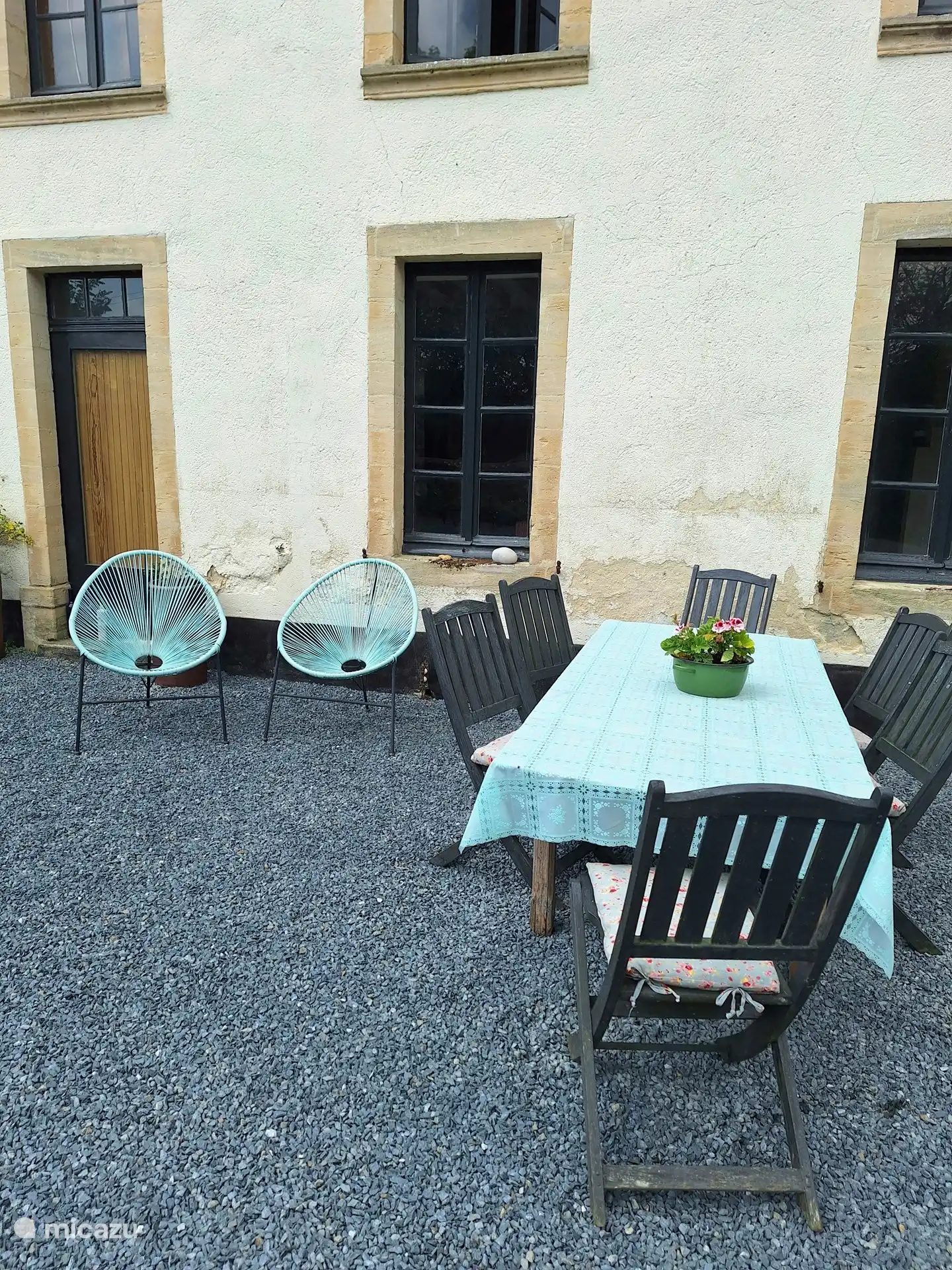 Heerlijk in de ochtendzon je kopje koffie drinken en ontbijten