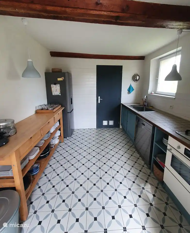 De keuken is voorzien van alle gemakken. Er staat een nespresso en een gewoon koffiezetapparaat inclusief koffie voor beide apparaten. Ook voor de theeliefhebbers een ruime keuze aan thee. Kruiden, bakboter, olijfolie, suiker, alle basis ingrediënten zijn er. 