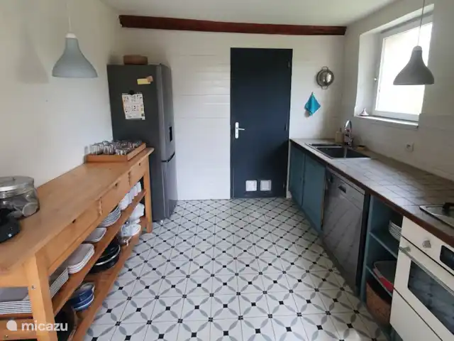 La Couronne huren in Frankrijk, Calvados, Lison - gîte / cottage De keuken is voorzien van alle gemakken. Er staat een nespresso en een gewoon koffiezetapparaat inclusief koffie voor beide apparaten. Ook voor de theeliefhebbers een ruime keuze aan thee. Kruiden, bakboter, olijfolie, suiker, alle basis ingrediënten zijn er.