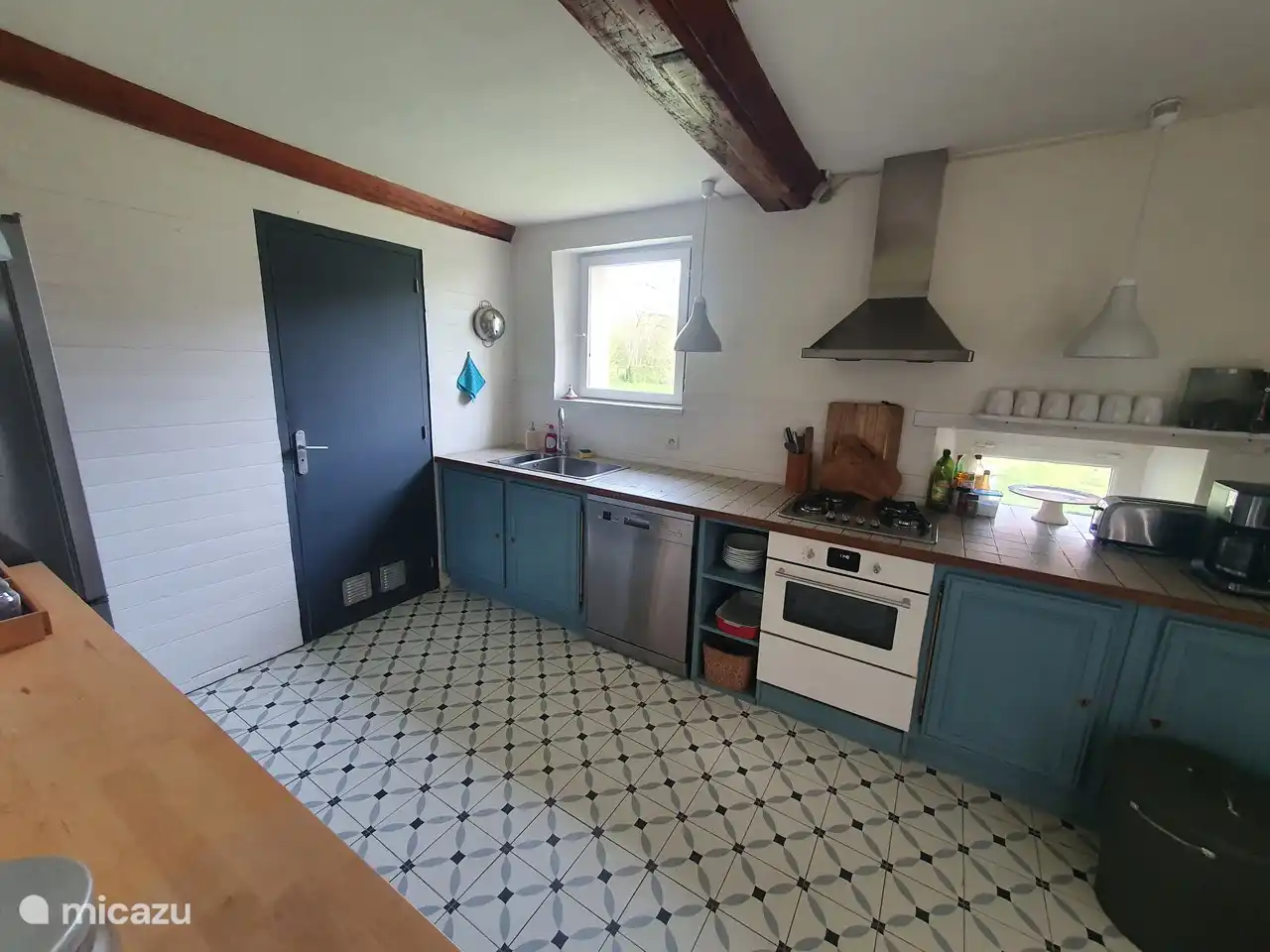 de oven is voorzien van een magnetronfunctie. De koelkast heeft 3 vrieslades. Voor een gezellige avond gourmetten staat een 6 persoons gourmetset klaar. 