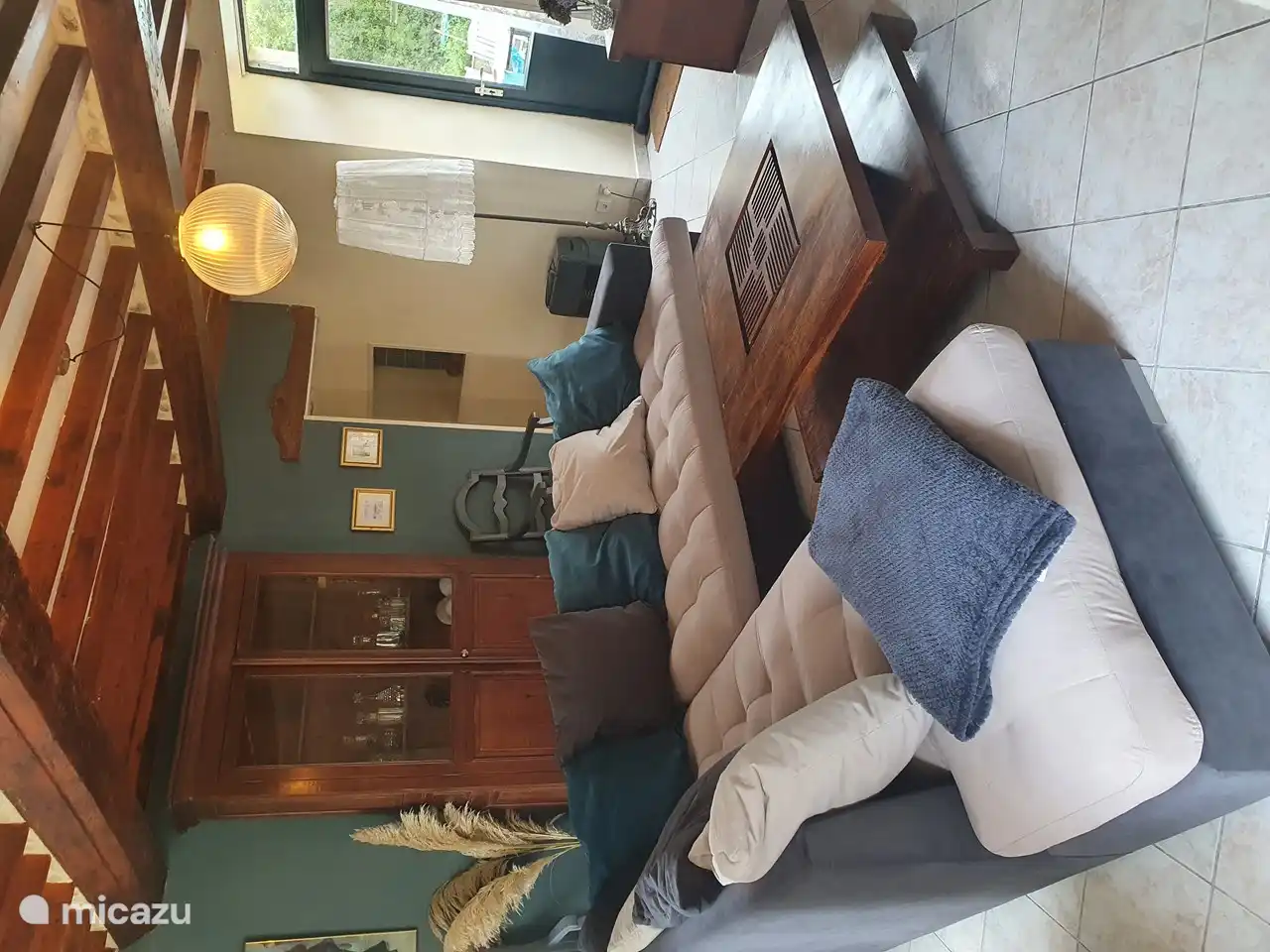 In de kast bevinden zich naast de glazen ook allerlei gezinsspellen en stripverhalen