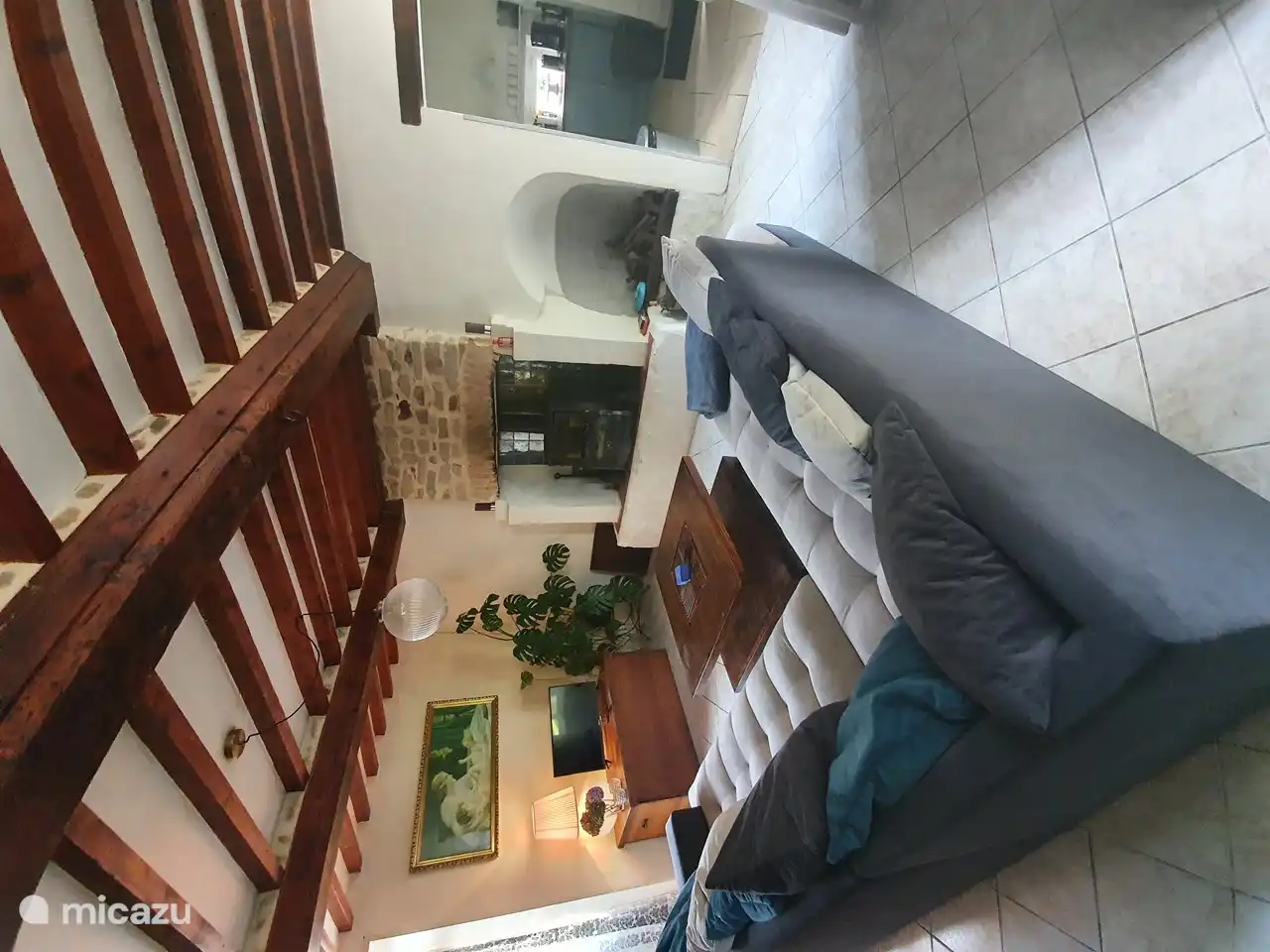 De woonkamer beschikt over een houtkachel. Hout voor de kachel is volledig gratis. Er is een Netflix account beschikbaar en de TV beschikt over internet zodat je ook je eigen streaming kan gebruiken.