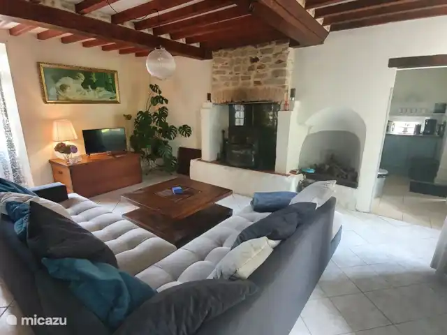La Couronne huren in Frankrijk, Calvados, Lison - gîte / cottage De woonkamer beschikt over een houtkachel. Hout voor de kachel is volledig gratis. Er is een Netflix account beschikbaar en de TV beschikt over internet zodat je ook je eigen streaming kan gebruiken.