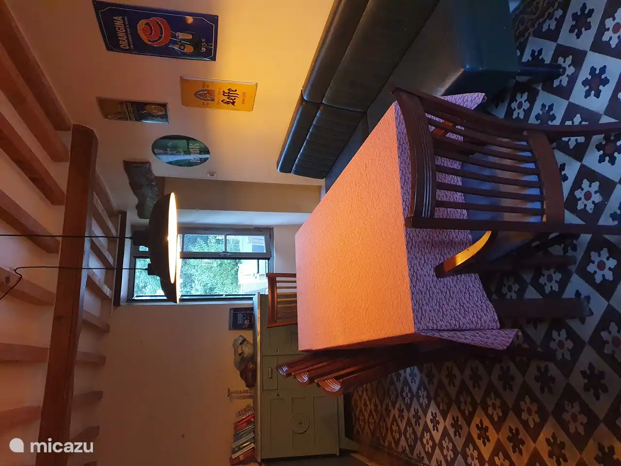 In de kast van de eetkamer liggen nog meer puzzels en spelletjes. Er hangt een dartboard voor een beetje kroeg effect. verwarming middels elektrische kachel.