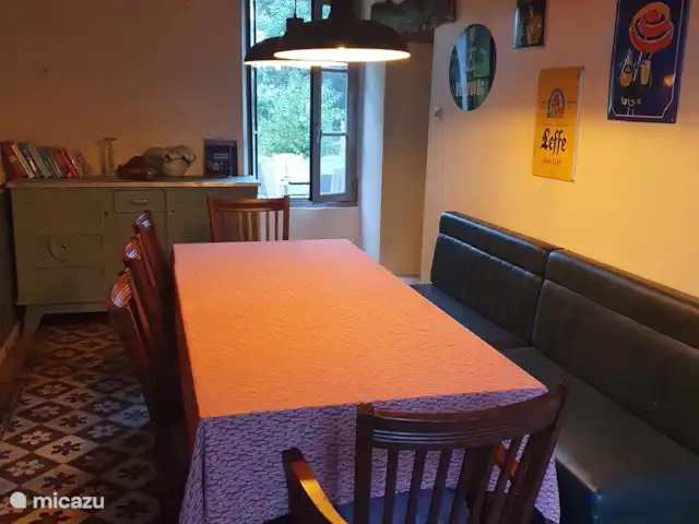 La Couronne huren in Frankrijk, Calvados, Lison - gîte / cottage In de kast van de eetkamer liggen nog meer puzzels en spelletjes. Er hangt een dartboard voor een beetje kroeg effect. verwarming middels elektrische kachel.