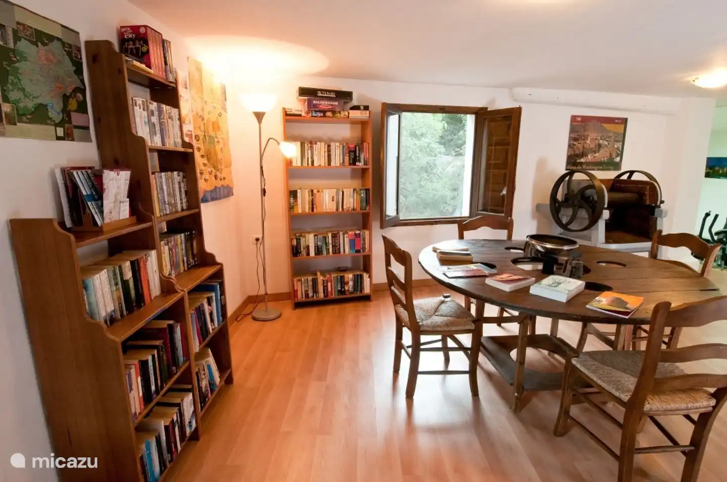 Eine umfangreiche Sammlung von Büchern und DVDs in der Bibliothek in der unteren Mühle