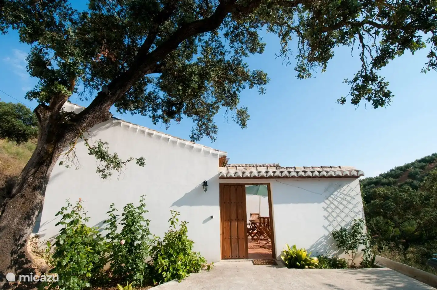 La Palomera has its own wide entrance to the fully sheltered private terrace