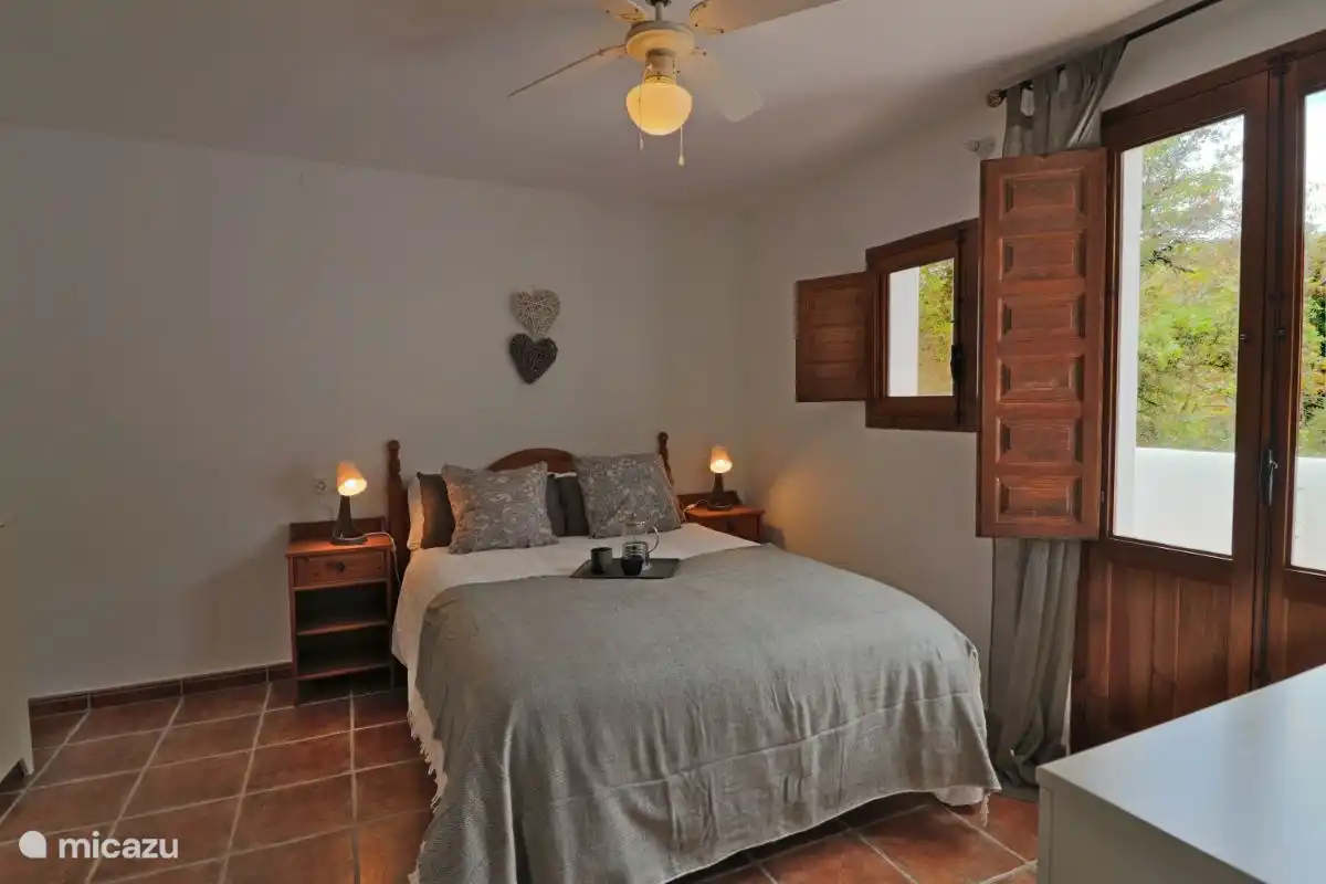 Das Schlafzimmer im Erdgeschoss mit Blick auf den Fluss