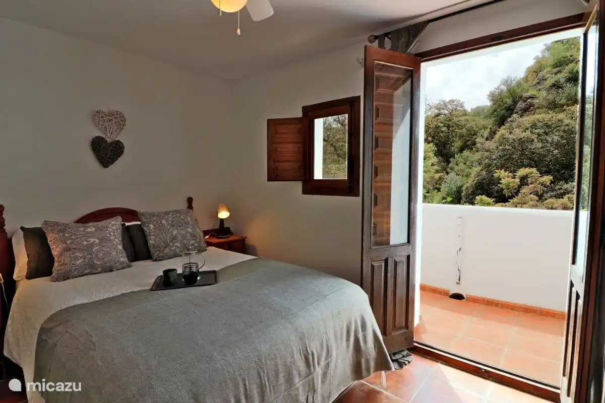 Französisch Türen vom Schlafzimmer führen zur Balkonterrasse mit Blick auf den Fluss