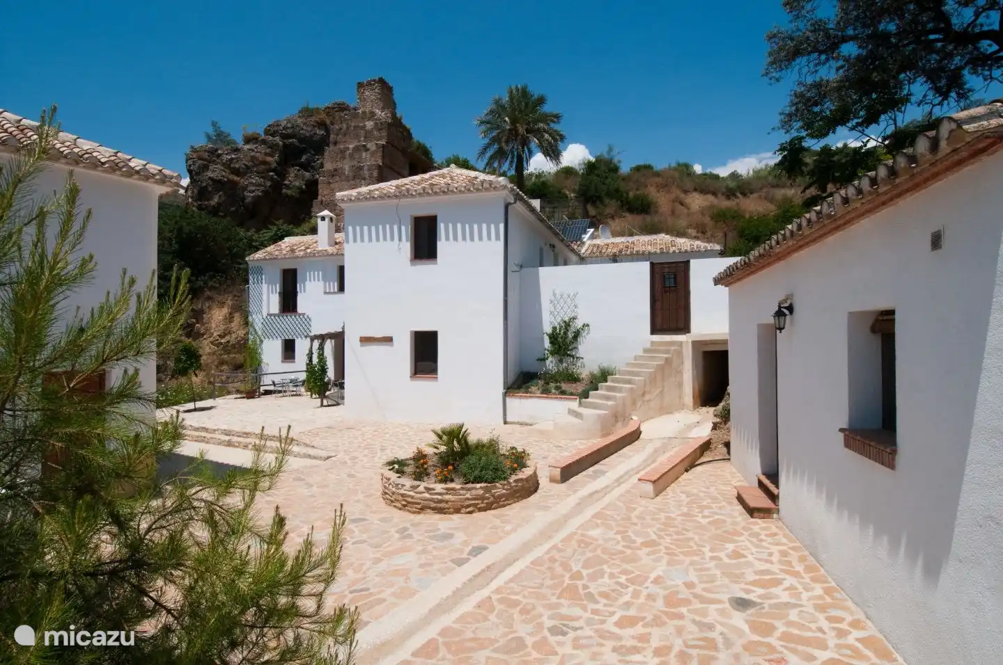Der besondere Ort in einem wunderbar ruhigen grünen Flusstal in der Nähe eines 6 Meter hohen Wasserfalls