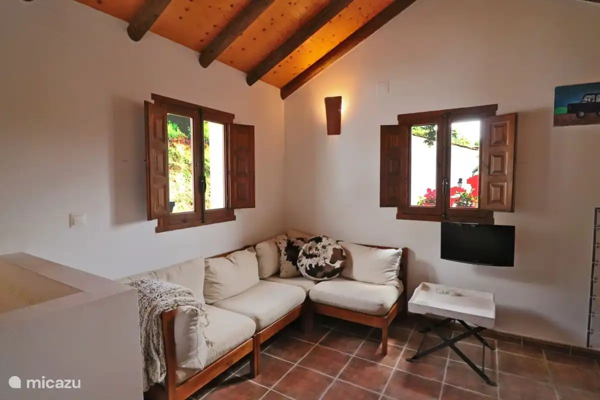 Das Wohnzimmer mit Sitzecke und Smart TV mit niederländischem und internationalem TV-Angebot