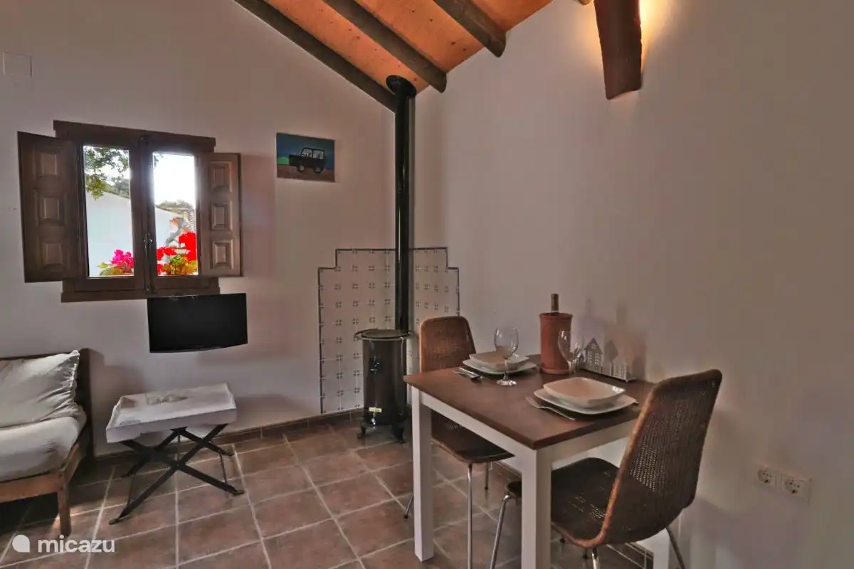 Essbereich mit Holzofen für die kühleren Momente im Frühling und Herbst