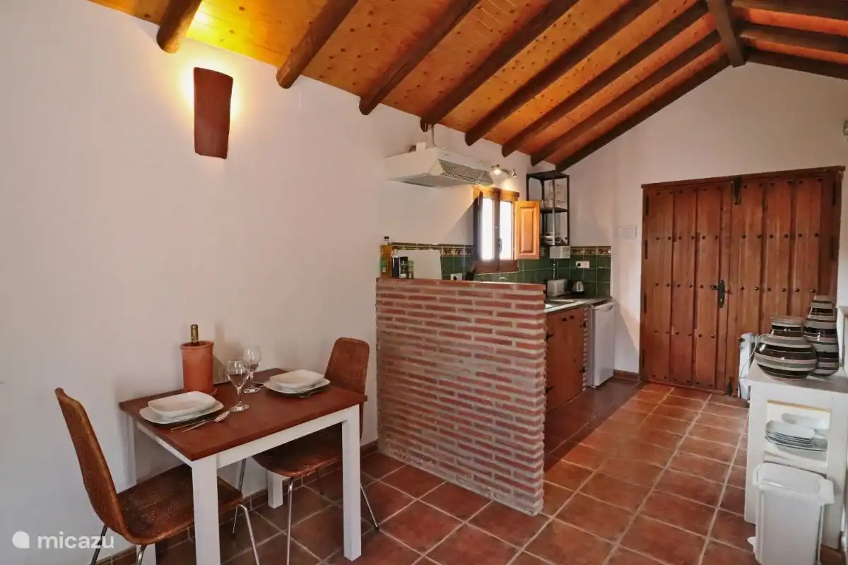 Die komplette Küche befindet sich zusammen mit dem Wohnzimmer im Obergeschoss