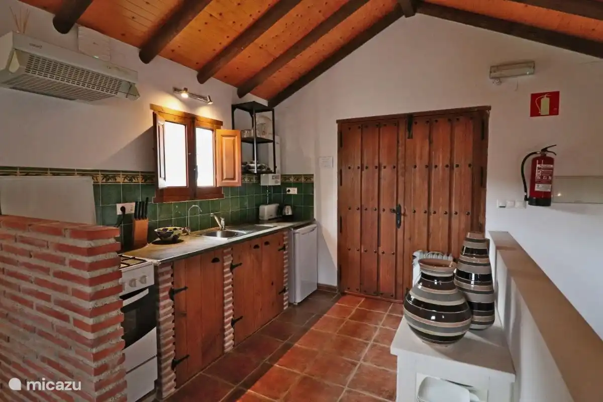 Die komplette Küche befindet sich zusammen mit dem Wohnzimmer in der obersten Etage