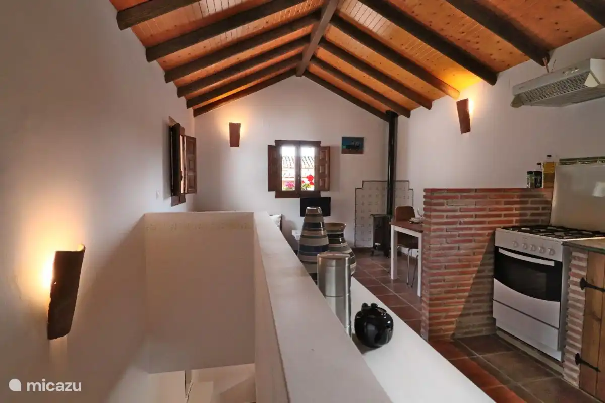 Wohnzimmer und Küche befinden sich auf der obersten Etage dieses Hauses auf 2 Ebenen