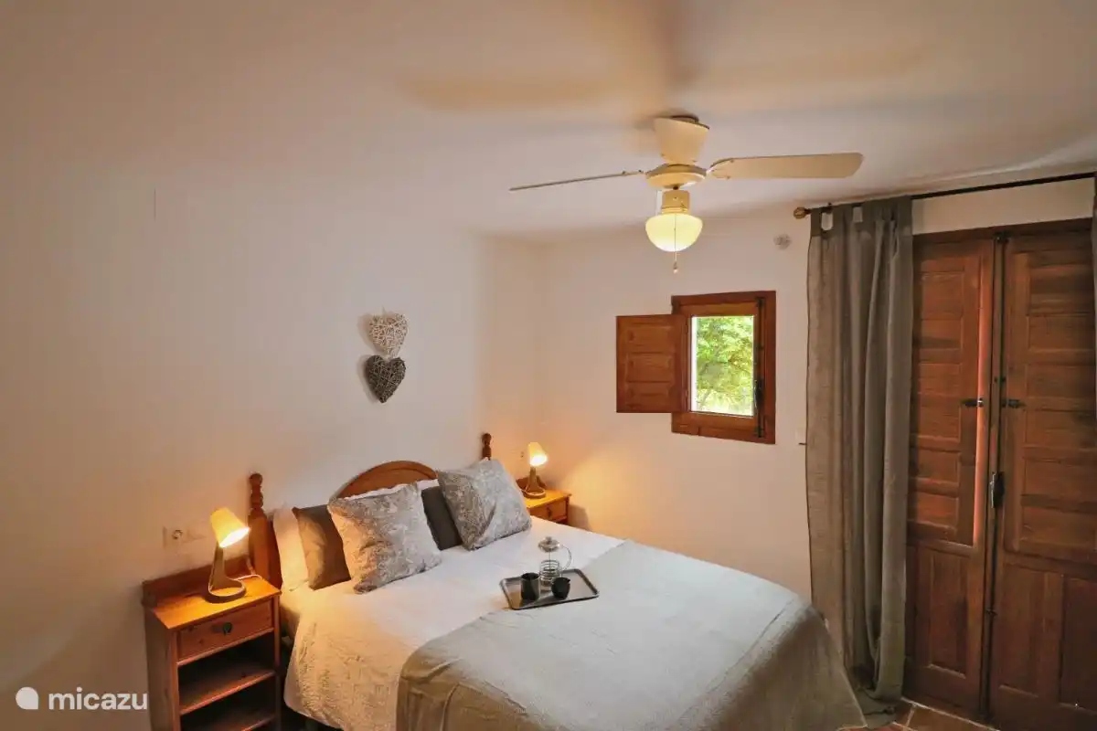 Das Schlafzimmer im Untergeschoss mit Blick auf den Fluss