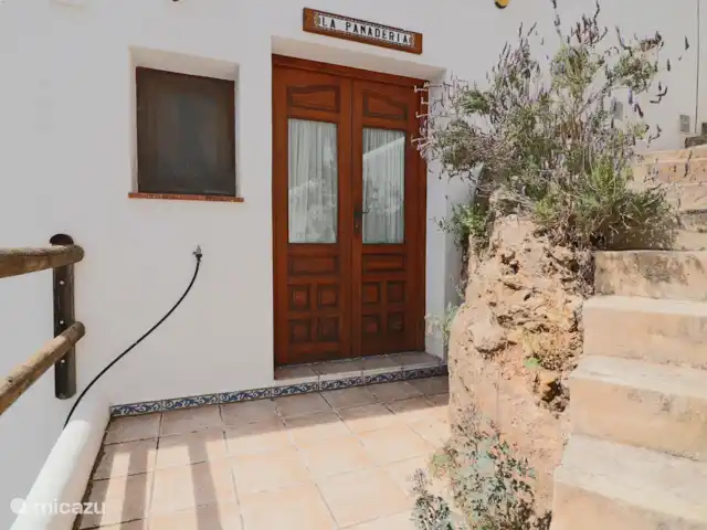 La Panadería, Molino La Ratonera en España, Andalucía, Zagra - apartamento La Panadería tiene su propia entrada a través de una escalera a la puerta de entrada doble