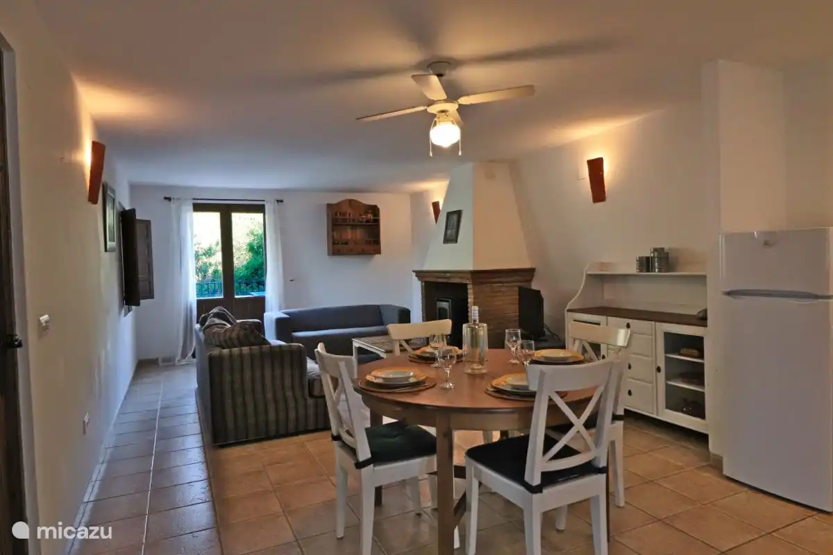 Durch die Doppeltüren betreten Sie die geräumige Wohnung mit kompletter Küche, Wohnzimmer mit Kamin und am Ende die Doppeltüren, die Zugang zur privaten Terrasse geben