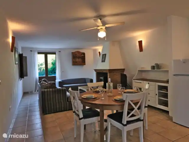 La Panadería, Molino La Ratonera en España, Andalucía, Zagra - apartamento a través de las puertas dobles ingresa al espacioso apartamento con cocina completa, sala de estar con chimenea y al final las puertas dobles que dan acceso a la terraza privada