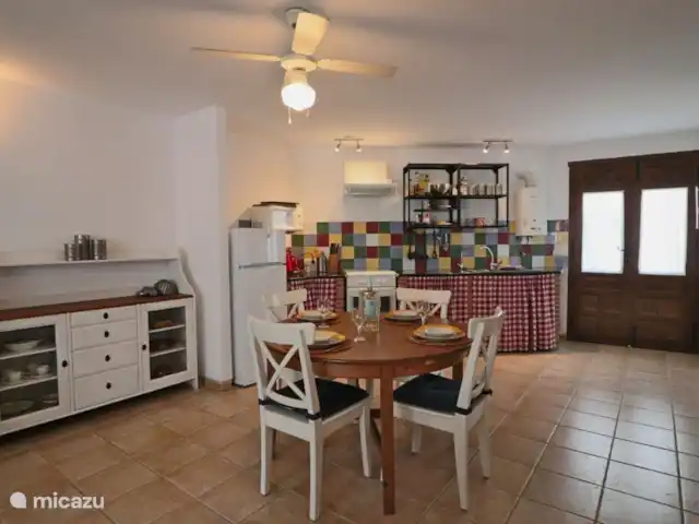 La Panadería, Molino La Ratonera en España, Andalucía, Zagra - apartamento El comedor con amplia cocina abierta está totalmente equipada.