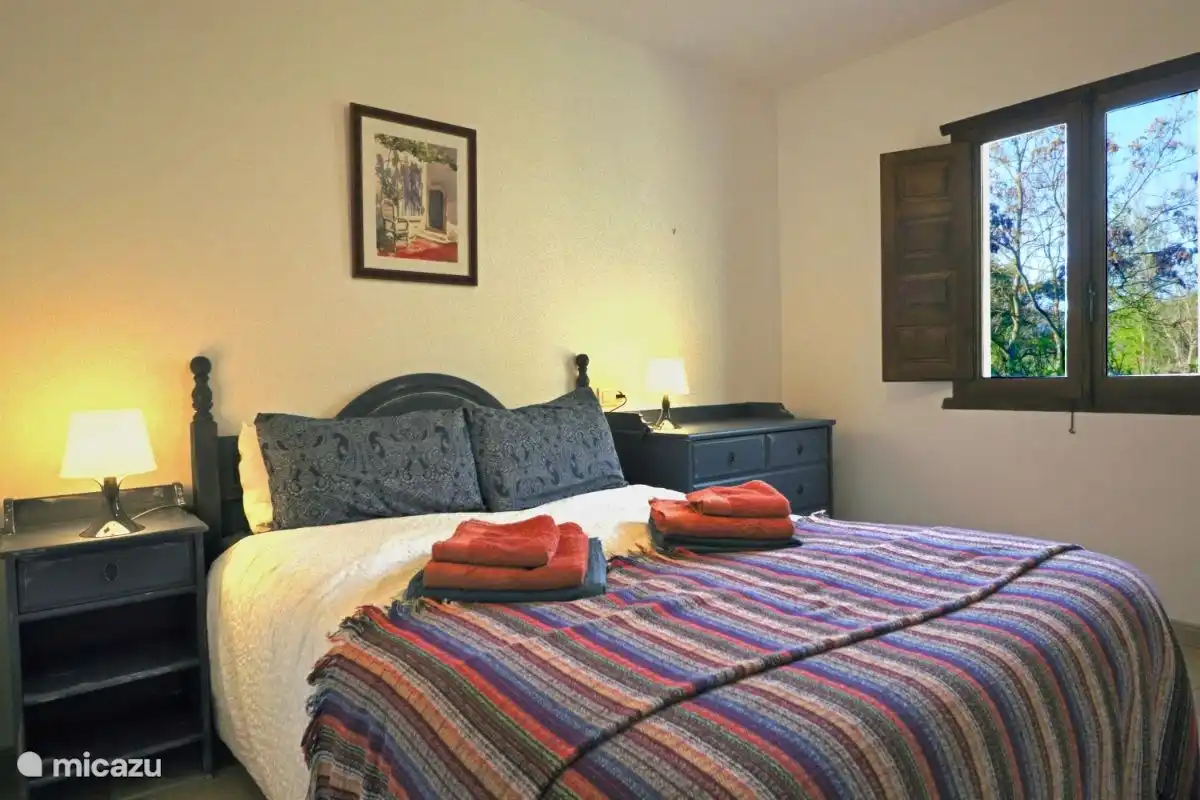 Das erste Schlafzimmer mit einem Doppelbett