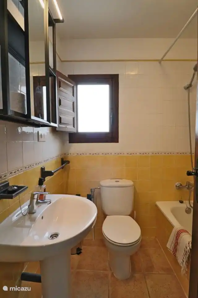 Erstes Badezimmer mit Badewanne, Toilette und Waschbecken