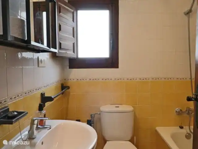La Panadería, Molino La Ratonera en España, Andalucía, Zagra - apartamento Primer baño con bañera, inodoro y lavabo.