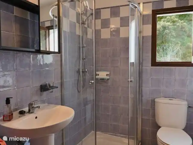 La Panadería, Molino La Ratonera en España, Andalucía, Zagra - apartamento Baño en suite del segundo dormitorio con ducha, lavabo e inodoro