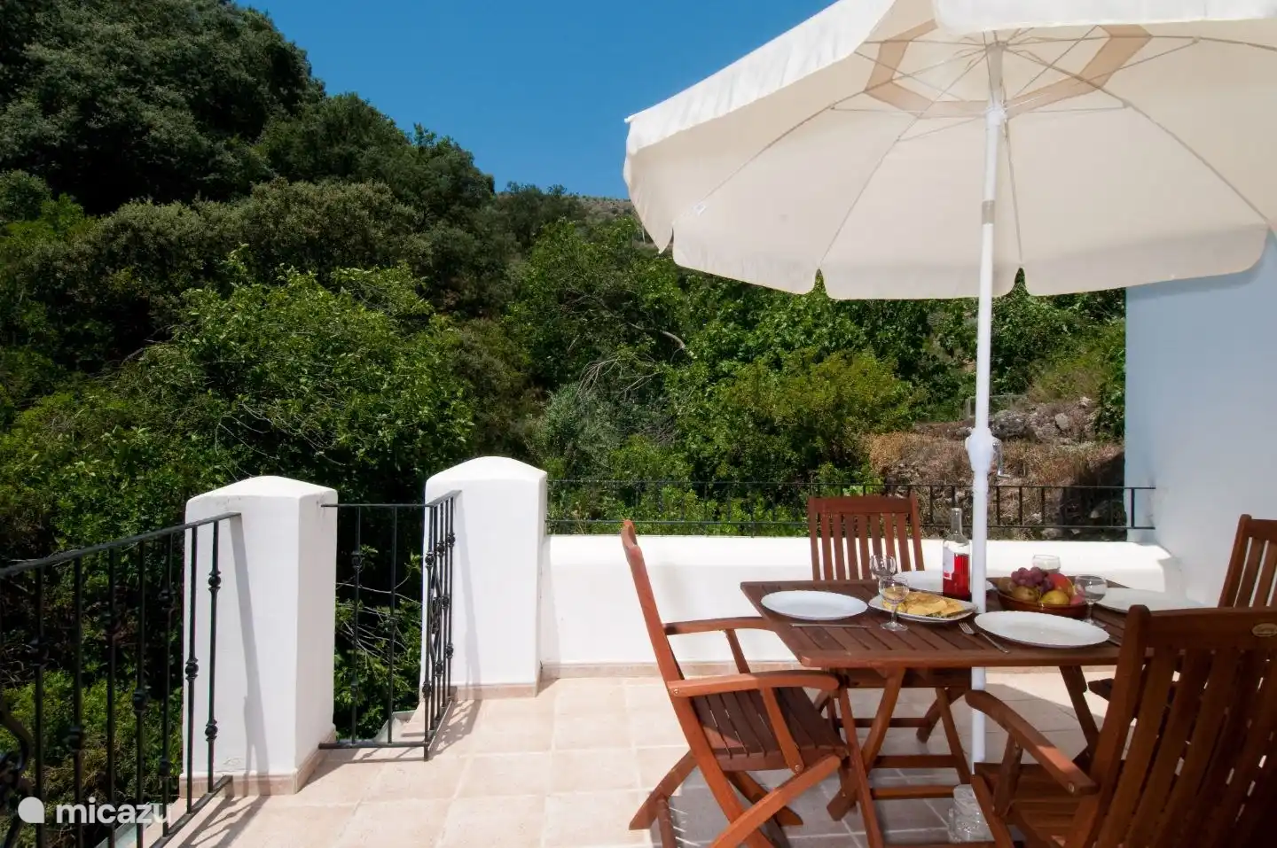 Die private Terrasse mit Blick auf den Wasserfall und den Fluss