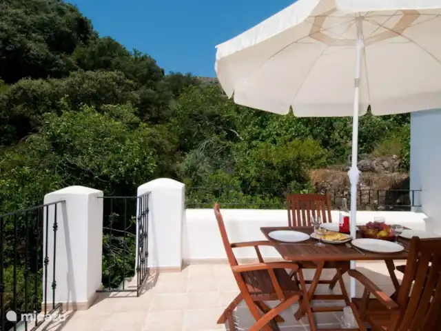 La Panadería, Molino La Ratonera en España, Andalucía, Zagra - apartamento La terraza privada con vista a la cascada y al río.