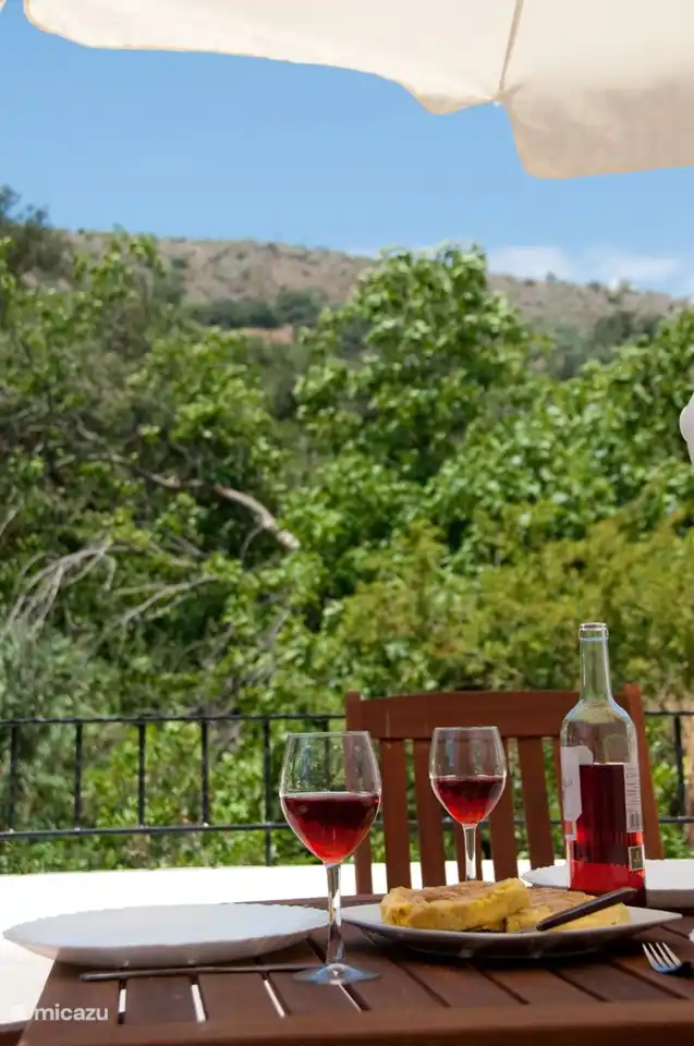 Ein Snack und ein Getränk mit Blick auf den Fluss und den Wasserfall