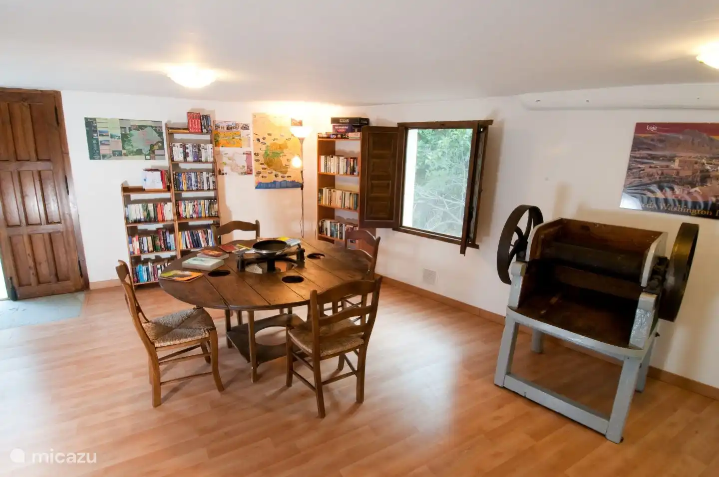 Eine umfangreiche Sammlung von Büchern und DVDs in der Bibliothek in der unteren Mühle