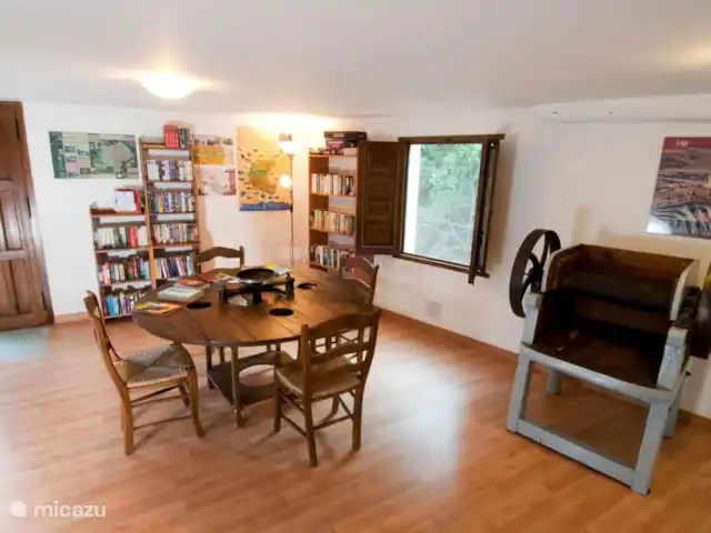 La Panadería, Molino La Ratonera en España, Andalucía, Zagra - apartamento Una extensa colección de libros y DVD en la biblioteca del molino inferior