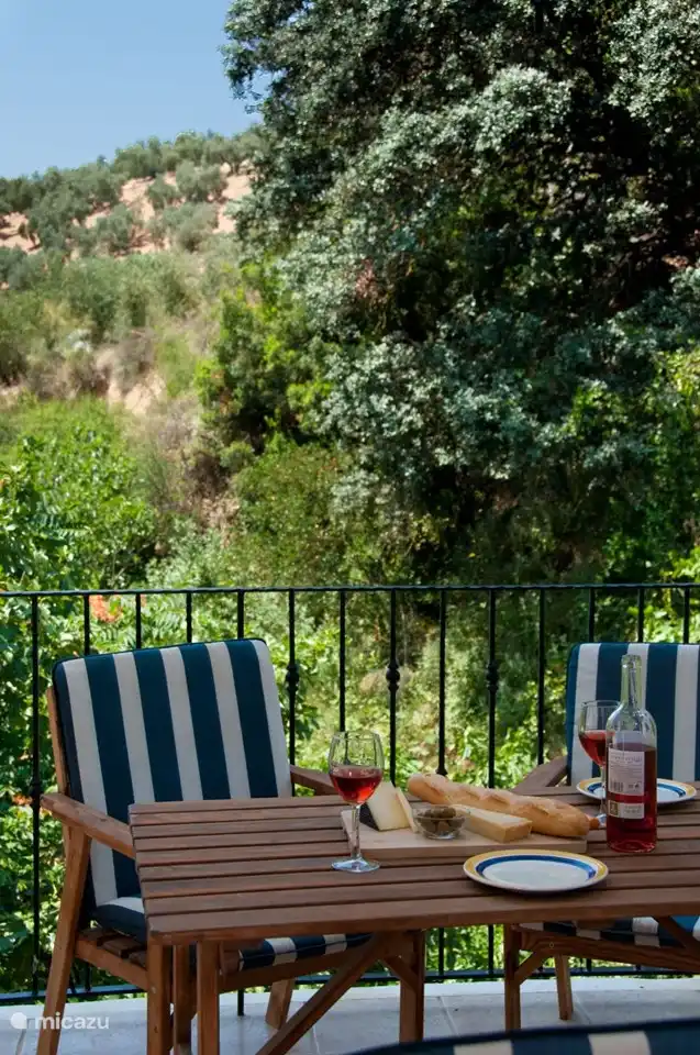 Genießen Sie einen Snack und ein Getränk im Schatten mit herrlichem Blick auf das Flusstal