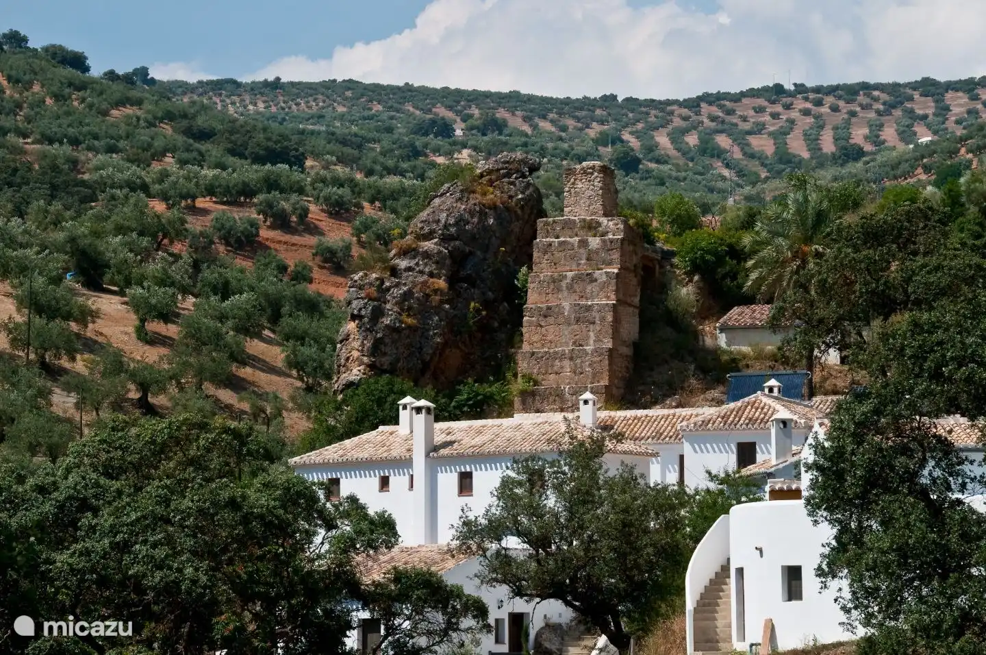 Blick auf den großen Wasserturm hinter der oberen Mühle von Molino La Ratonera