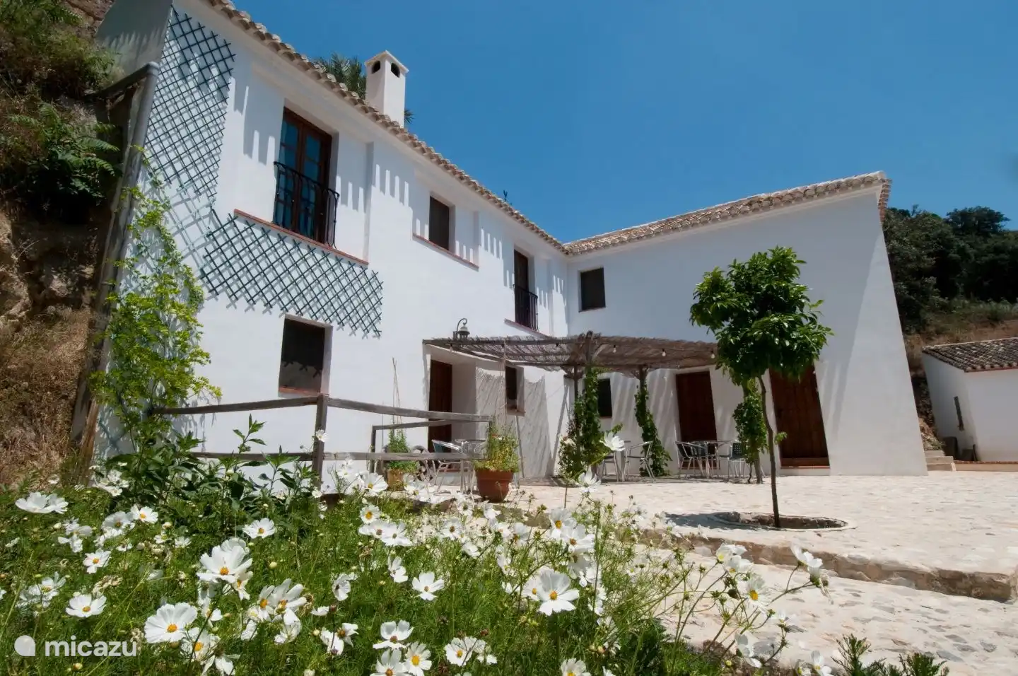 Vor der Gästebar in der oberen Mühle befindet sich eine Terrasse, auf der Sie einen Drink genießen können