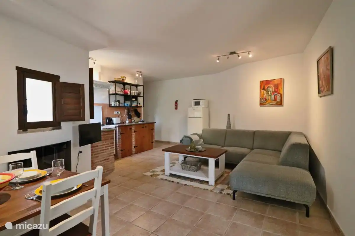 Durch die Doppeltür betreten Sie die geräumige Wohnung mit kompletter Küche, Wohnzimmer und Essbereich