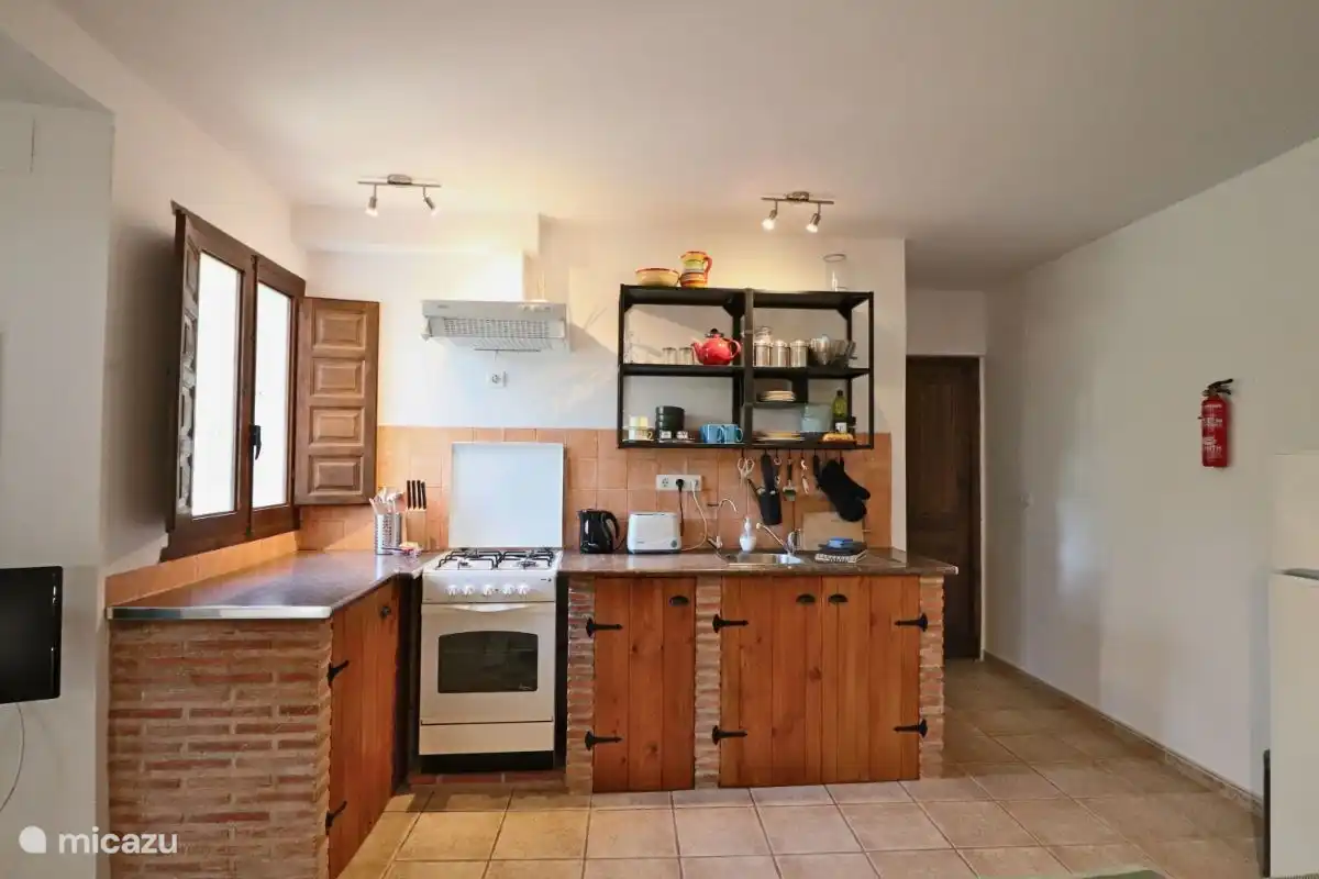 Die Küche ist komplett ausgestattet mit einem 4-Flammen-Herd und Backofen