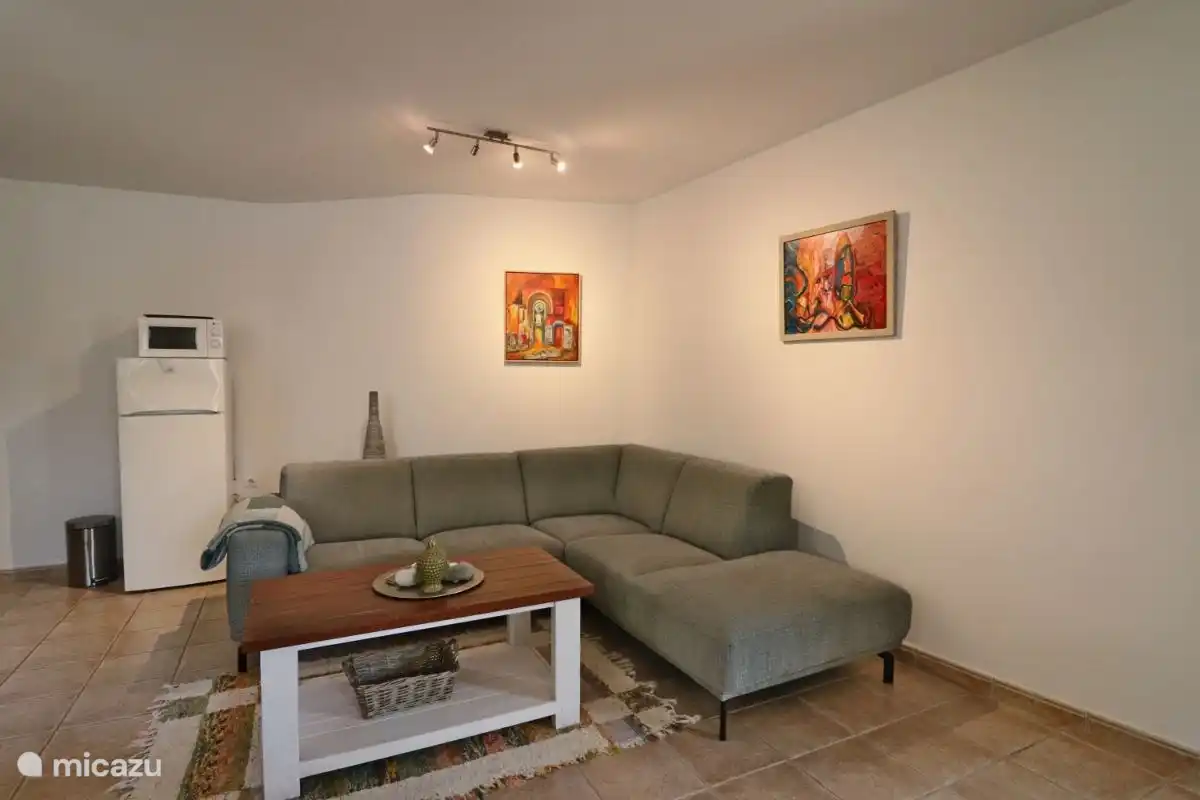 Das Wohnzimmer mit großzügiger Sitzecke