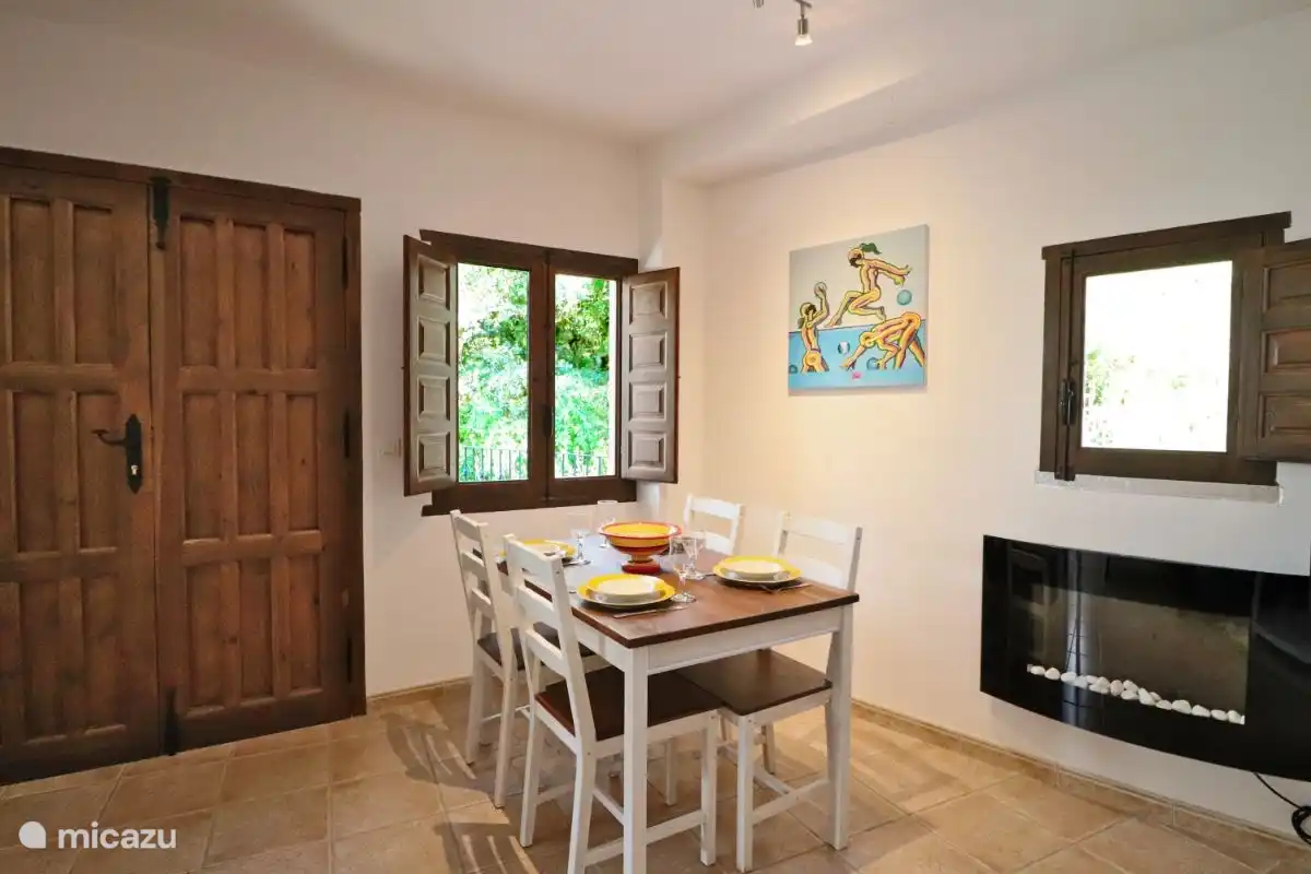 Der Essbereich mit Blick auf die Terrasse und das Flusstal