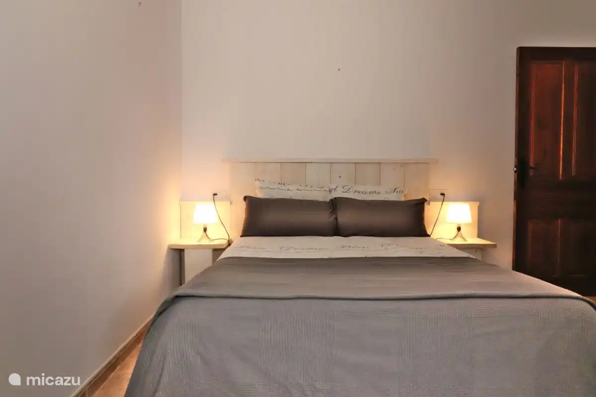 Das erste Schlafzimmer mit einem Doppelbett