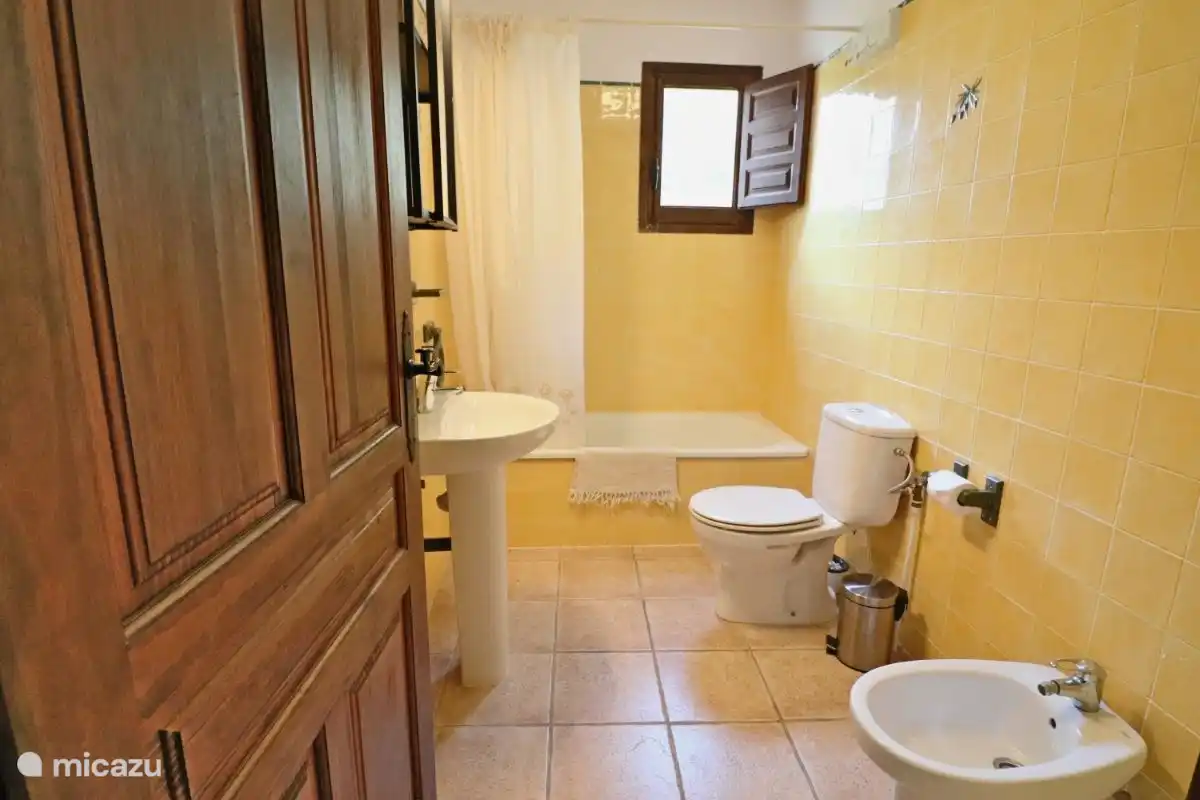 Erstes Badezimmer mit Badewanne, Toilette und Waschbecken