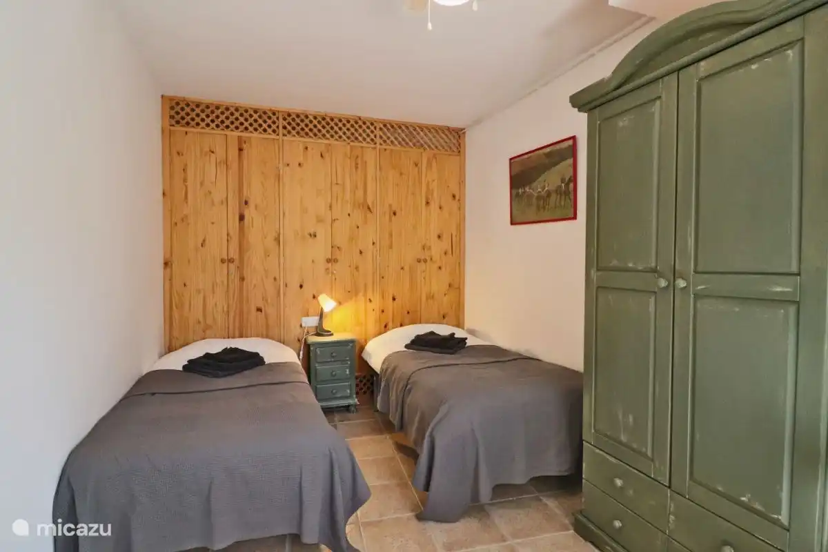 Das zweite Schlafzimmer mit zwei Einzelbetten