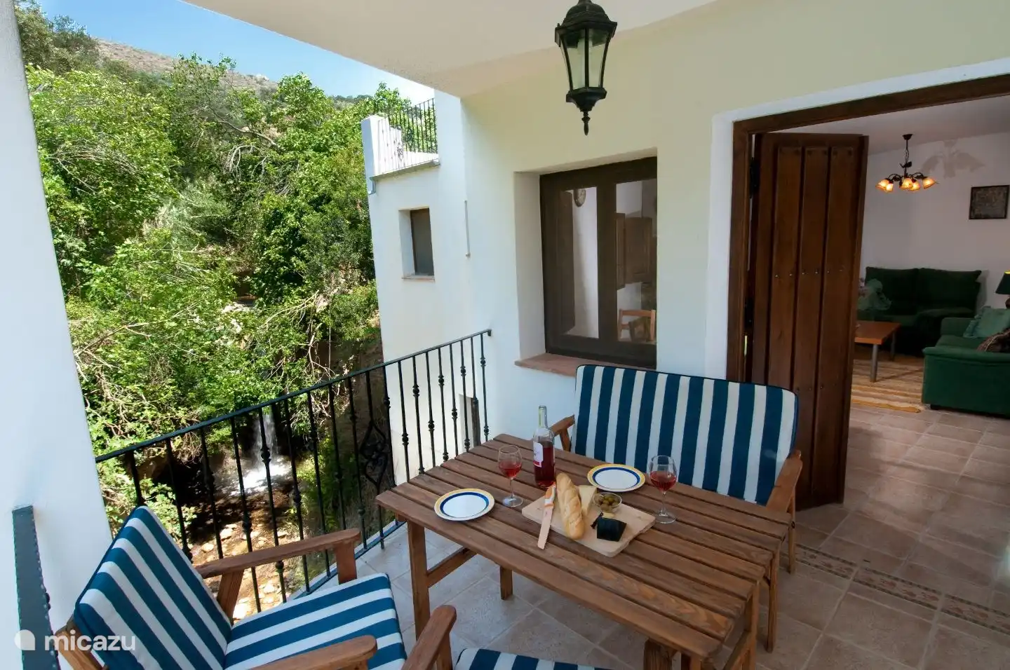 La Panadería hat einen eigenen Eingang über eine Treppe zur doppelten Eingangstür